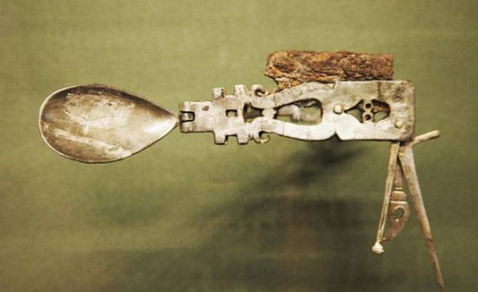 The History of Hunting Knives: From Primitive Tools to Modern Designs